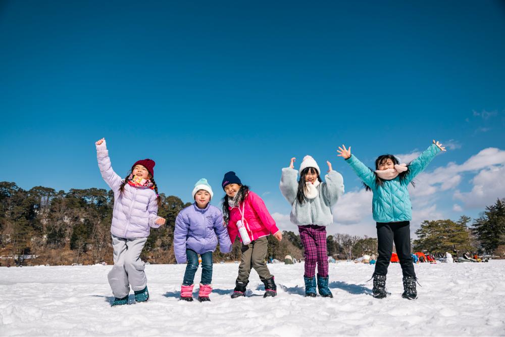 雪遊びする子供たち